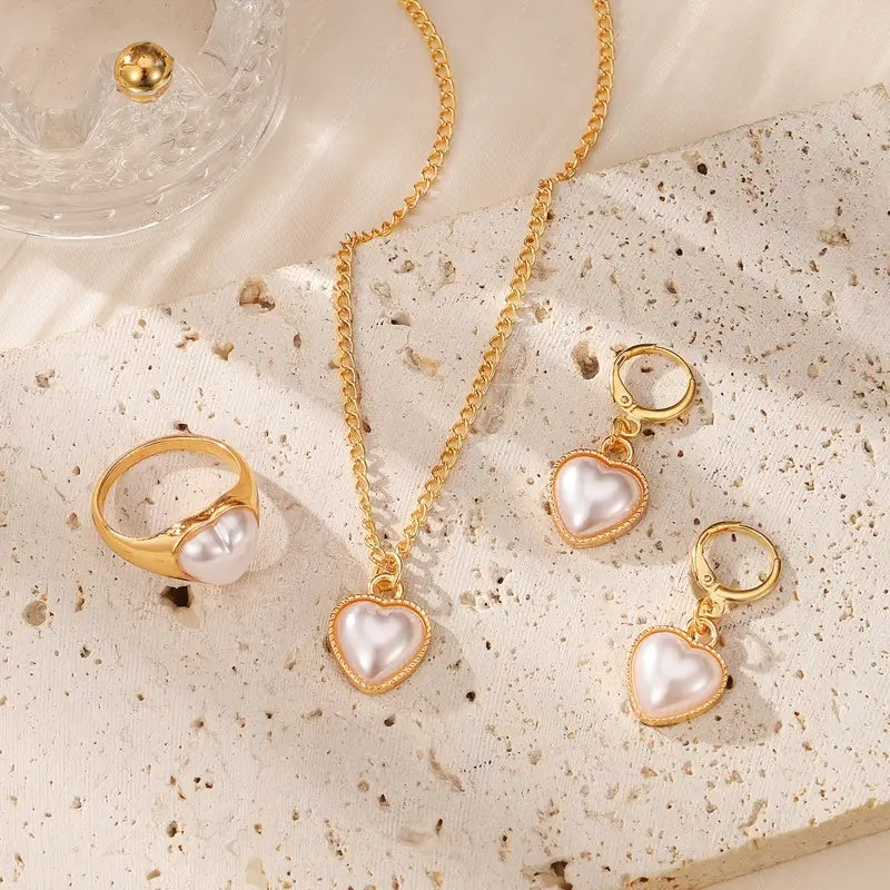 Elegantes Herz-Schmuckset in Gold mit Perlmutt-Effekt – Halskette, Ring & Ohrringe